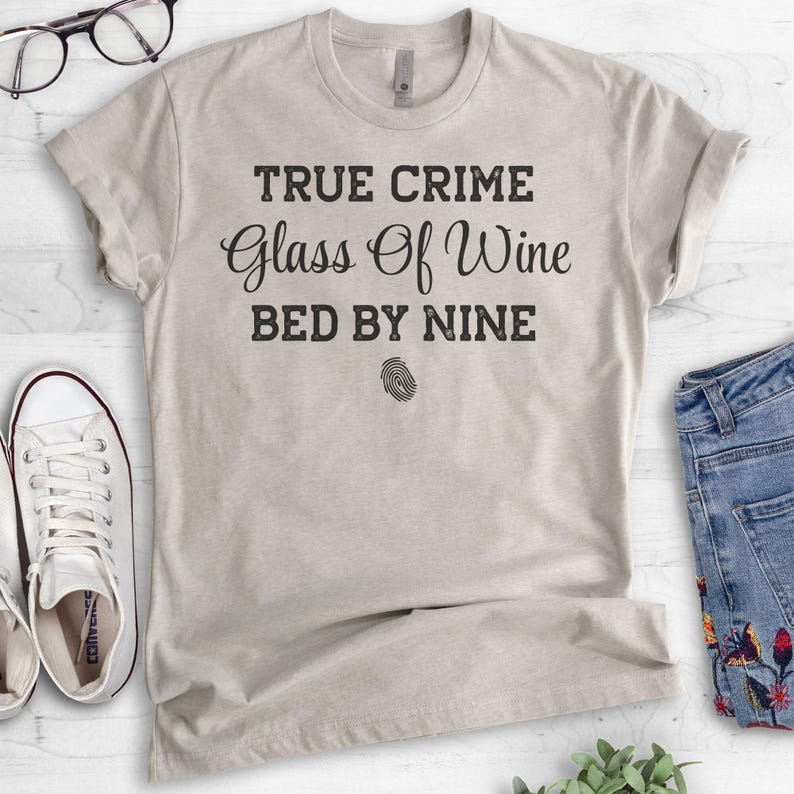 True Crime Glass Of Wine Bed By Nine, Unisex Shirt, True Crime Shirt, True Crime Lover, Murder Shows Shirt afbeelding 3
