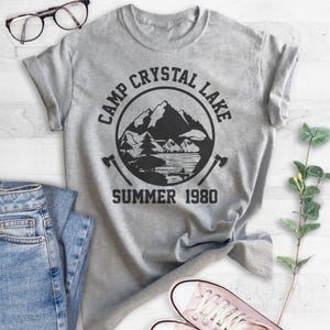 Camiseta Camp Crystal Lake, camiseta divertida de Halloween, camiseta con estampado de terror imagen 4
