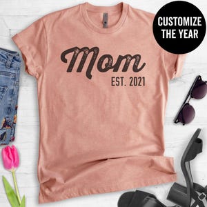 Maman Est. T-shirt (à personnaliser n'importe quelle année), T-shirt unisexe pour femmes à col rond, Cadeau pour maman, T-shirt nouvelle mère, T-shirt à manches courtes et longues image 2