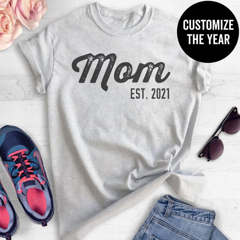 Maman Est. T-shirt (à personnaliser n'importe quelle année), T-shirt unisexe pour femmes à col rond, Cadeau pour maman, T-shirt nouvelle mère, T-shirt à manches courtes et longues image 4