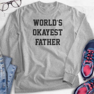 World's Okayest Father Sweatshirt, Hoodie, Long Sleeve T-shirt, Unisex Sizing, Cool Dad Hoodie, Gift For Dad Sweatshirt, Father's Day Shirt 画像 6