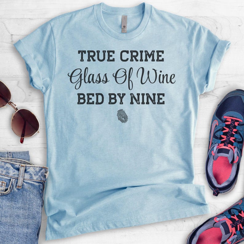 True Crime Glass Of Wine Bed By Nine, Unisex Shirt, True Crime Shirt, True Crime Lover, Murder Shows Shirt afbeelding 4