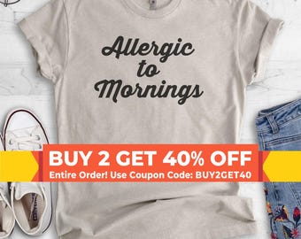 Camiseta Allergic To Mornings, camiseta unisex de cuello redondo para mujer, camiseta divertida y perezosa, camiseta de manga corta y larga