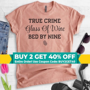 True Crime Glass Of Wine Bed By Nine, Unisex Shirt, True Crime Shirt, True Crime Lover, Murder Shows Shirt afbeelding 1