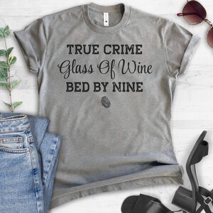 True Crime Glass Of Wine Bed By Nine, Unisex Shirt, True Crime Shirt, True Crime Lover, Murder Shows Shirt afbeelding 2
