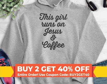 Sudadera con capucha "Esta chica corre con Jesús y café", manga larga, talla unisex, color café, Jesús