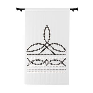 Puede incluir: Cortina blanca con un diseño bordado en negro. El diseño presenta un elemento central en forma de flor, líneas curvas y una forma de diamante. La cortina está colgada de una barra negra. Ideal para una ventana.