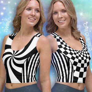 Op de afbeelding: Twee vrouwen dragen zwarte en witte croptops met verschillende geometrische patronen. De top aan de linkerkant heeft een draaiende patroon en de top aan de rechterkant heeft een geruit patroon. De tekst "MOOSE DISCO CHEQUERED" staat aan de rechterkant van de afbeelding en de tekst "SOLD SEPARATELY TWIRL" staat aan de linkerkant van de afbeelding.