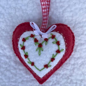 Wool Felt Heart Ornament, Mom Gift, Hand Sewn Valentine Heart with embroidered vines and beaded berries, Valentine gift bild 2