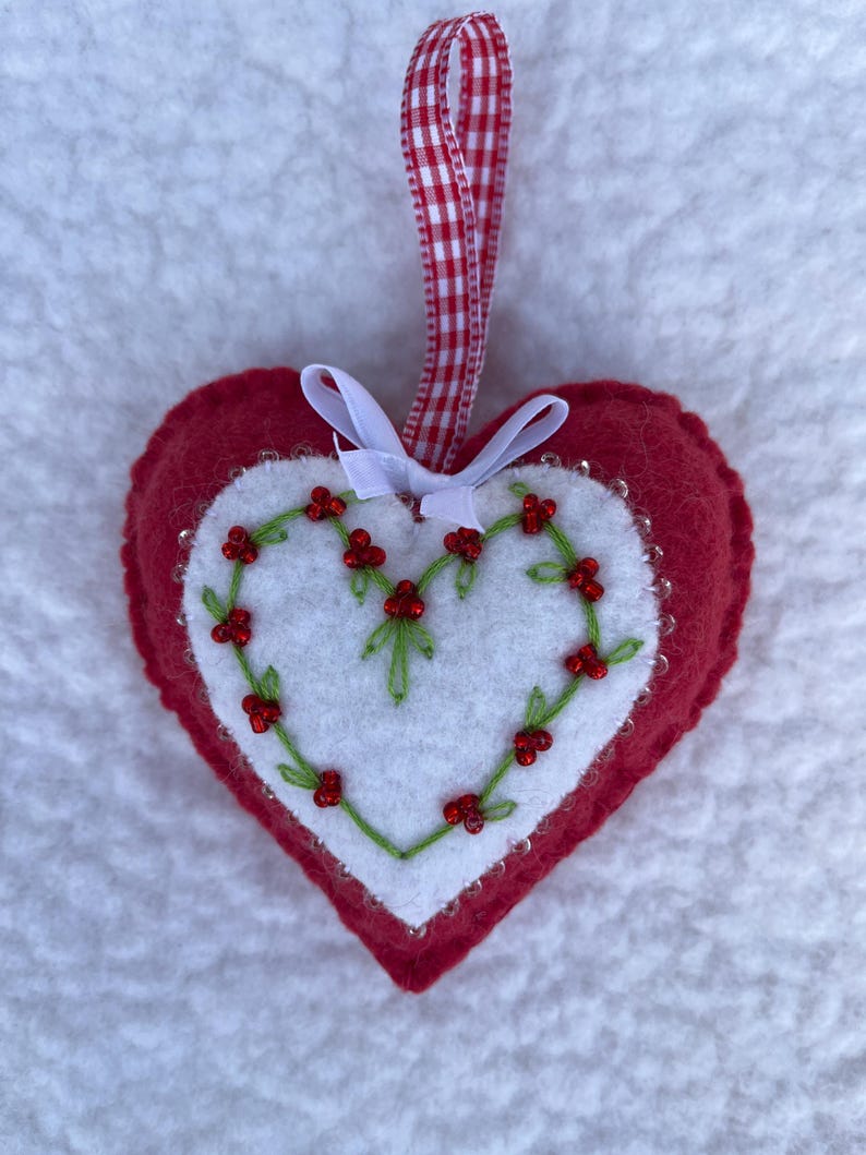 Wool Felt Heart Ornament, Mom Gift, Hand Sewn Valentine Heart with embroidered vines and beaded berries, Valentine gift bild 2