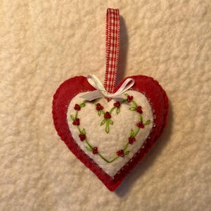 Wool Felt Heart Ornament, Mom Gift, Hand Sewn Valentine Heart with embroidered vines and beaded berries, Valentine gift bild 4
