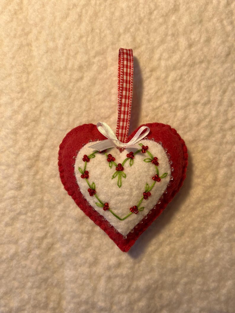 Wool Felt Heart Ornament, Mom Gift, Hand Sewn Valentine Heart with embroidered vines and beaded berries, Valentine gift bild 4