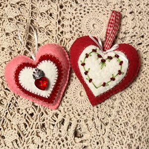 Wool Felt Heart Ornament, Mom Gift, Hand Sewn Valentine Heart with embroidered vines and beaded berries, Valentine gift bild 7