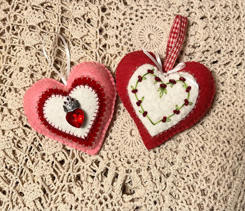 Wool Felt Heart Ornament, Mom Gift, Hand Sewn Valentine Heart with embroidered vines and beaded berries, Valentine gift bild 7