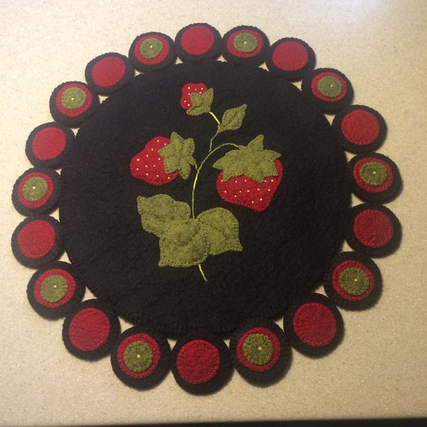 Prim Strawberries Wool Felt Penny Rug, Primitive wool felt tablemat, Springtime wool felt penny rug, Candlemat, Mothers Day