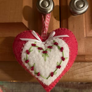 Wool Felt Heart Ornament, Mom Gift, Hand Sewn Valentine Heart with embroidered vines and beaded berries, Valentine gift bild 5