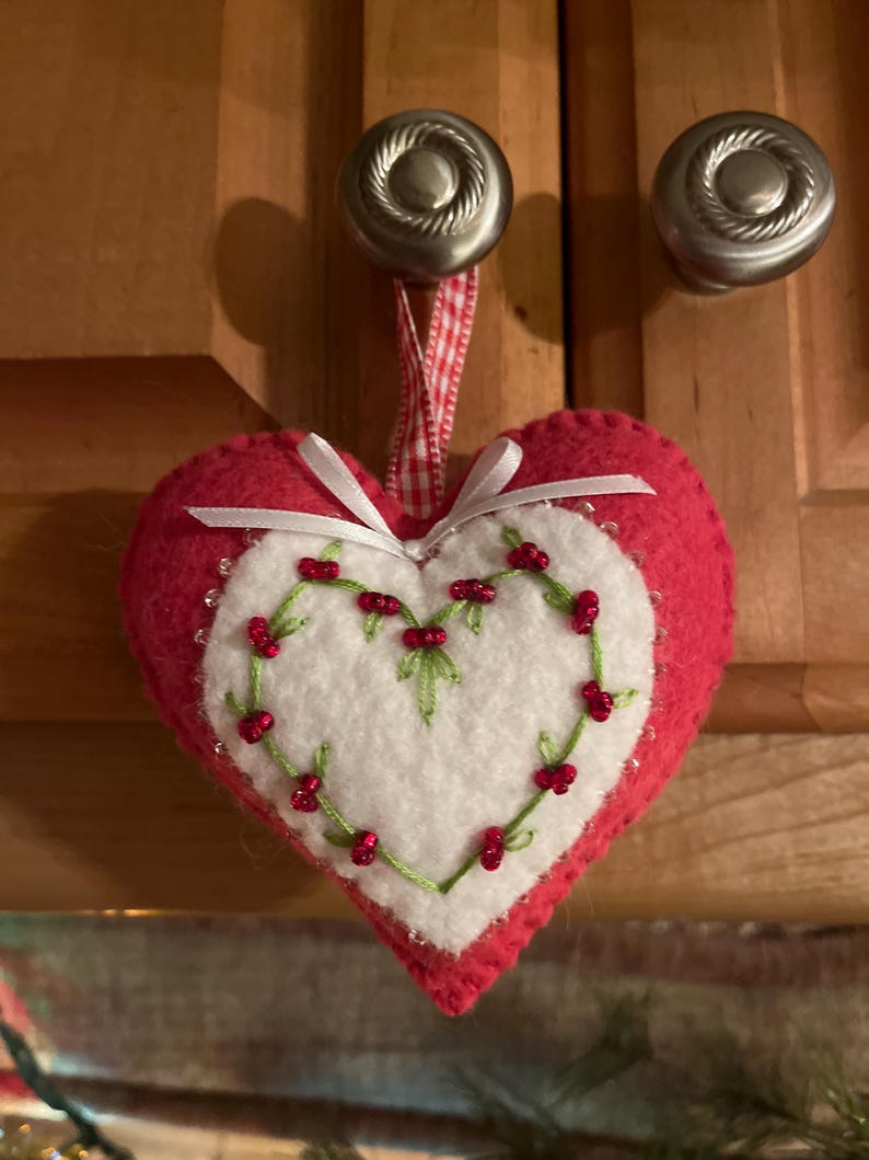 Wool Felt Heart Ornament, Mom Gift, Hand Sewn Valentine Heart with embroidered vines and beaded berries, Valentine gift bild 5