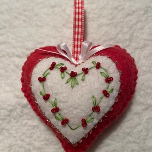 Wool Felt Heart Ornament, Mom Gift, Hand Sewn Valentine Heart with embroidered vines and beaded berries, Valentine gift bild 3