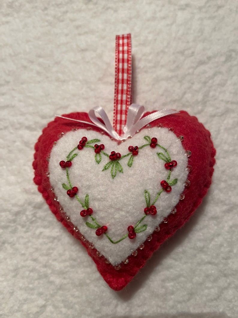 Wool Felt Heart Ornament, Mom Gift, Hand Sewn Valentine Heart with embroidered vines and beaded berries, Valentine gift bild 3