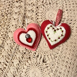 Wool Felt Heart Ornament, Mom Gift, Hand Sewn Valentine Heart with embroidered vines and beaded berries, Valentine gift bild 8