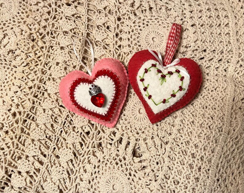 Wool Felt Heart Ornament, Mom Gift, Hand Sewn Valentine Heart with embroidered vines and beaded berries, Valentine gift bild 8