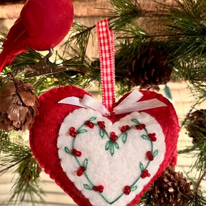Wool Felt Heart Ornament, Mom Gift, Hand Sewn Valentine Heart with embroidered vines and beaded berries, Valentine gift bild 6