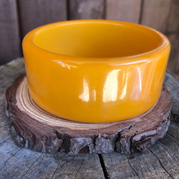 Vintage 1930s butterscotch Bakelite bangle bracel… - image 1