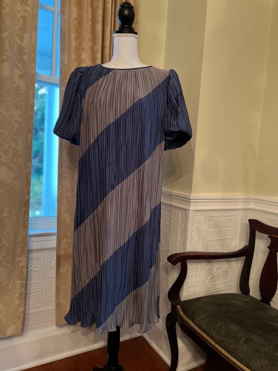 1970s vintage gray and blue striped fully pleated 