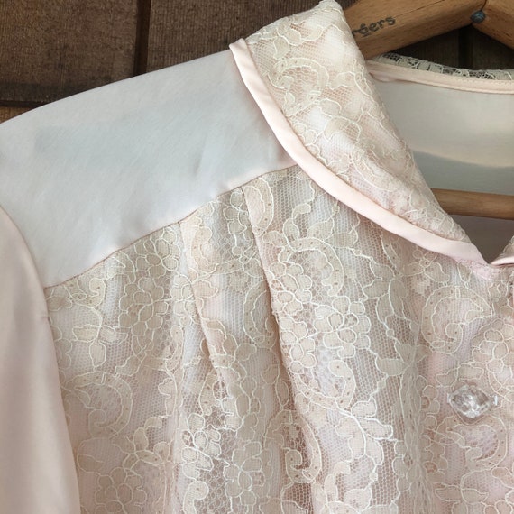 1950s baby pink satin and lace bed bed jacket. Me… - image 4