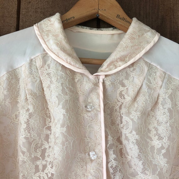 1950s baby pink satin and lace bed bed jacket. Me… - image 3