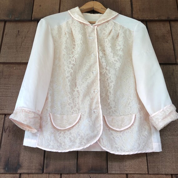 1950s baby pink satin and lace bed bed jacket. Me… - image 2