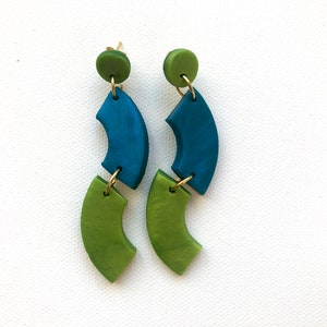 Verschnörkelte Ohrringe aus Polymer Clay, an gewellten türkisen und grünen Ohrhängern mit Schmetterlingsverschlüssen