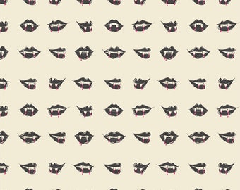 Può includere: Un motivo ripetitivo su sfondo color crema chiaro con labbra da vampiro nere, zanne bianche e piccole gocce di sangue rosso che colano dagli angoli della bocca, disposte in una griglia di illustrazioni grafiche identiche.