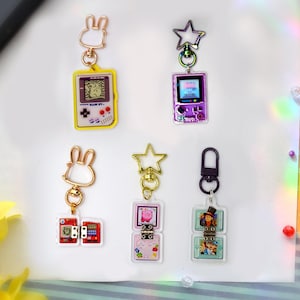 Pendentifs pour appareils de jeu (Game Boy, Nintendo DS, Pokédex, Professor Layton, Kirby, Zelda)