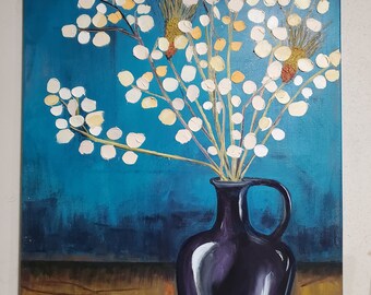 Jarrón oscuro sobre una mesa