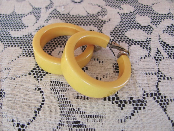Golden Yellow Bakelite Ring