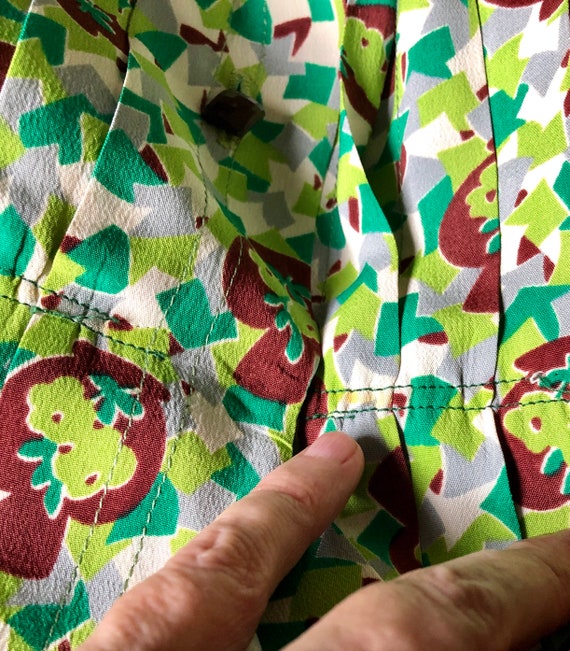 Vtg 1940s Rayon NOVELTY Print Blouse CHARTREUSE &… - image 9