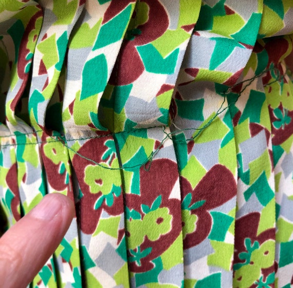 Vtg 1940s Rayon NOVELTY Print Blouse CHARTREUSE &… - image 7