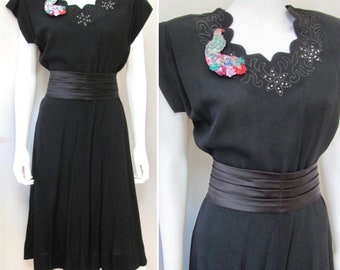 Vestido Vtg de crepe rayon dos anos 1940 com STUDS, soutache e broche PAVÃO