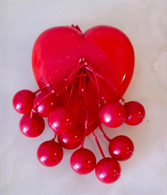 Vtg 1940s Red BAKELITE HEART Brooch w/CHERRIES - image 2