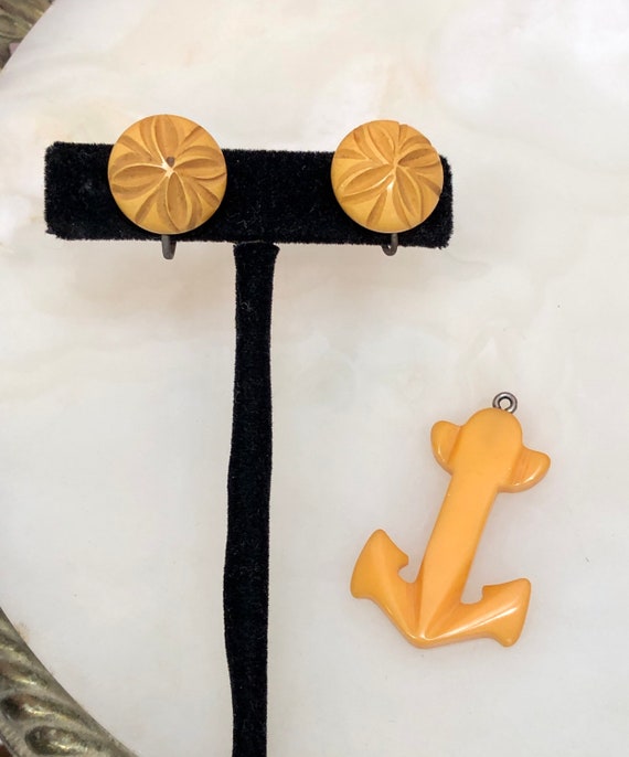 Vtg 1940s Golden BAKELITE ANCHOR Pendant & Earrin… - image 1