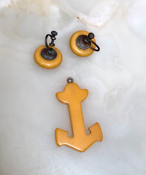 Vtg 1940s Golden BAKELITE ANCHOR Pendant & Earrin… - image 2