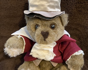 SIR BEARLIUS Orso 'raro' di Kamar con cappotto color bordeaux e cappello a cilindro 1978