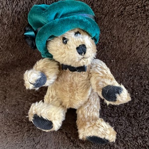 Vintage Boyds Bear ‘BLANCHE’ Bear Plush Green Velvet Beret Hat With Navy Ribbon