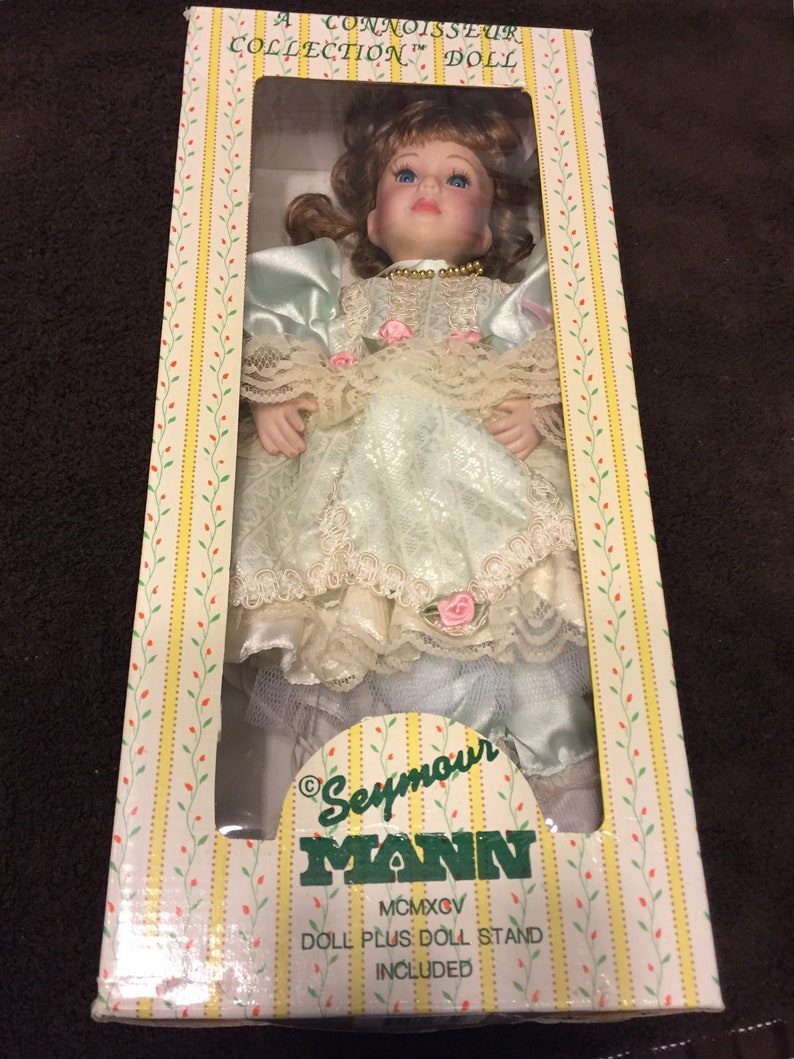 1995 Seymour Mann 16 Connoisseur Collection Doll W/stand CD16634B. COA Beautiful Mint Green