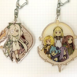 Puede incluir: Dos llaveros de acrílico con personajes de anime. El primer llavero es de color marrón claro, blanco y verde con un personaje femenino que sostiene una espada. El segundo llavero es de color marrón claro, blanco y amarillo con cuatro personajes femeninos.