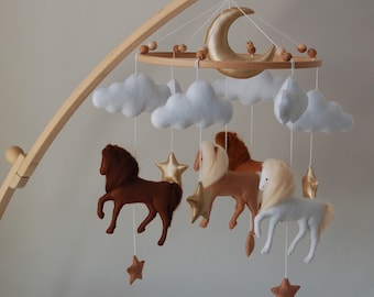 Pferde Baby Mobile | neutrale Tiere Kinderzimmer Mobile aus Filz Krippenmobile Mond und Wolken Mobile.