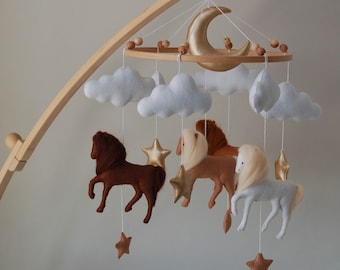 Pferde-Babymobile: Neutrale Filz-Kinderzimmerdekoration, Mond und Wolken