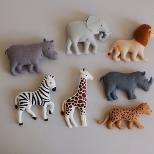 Baby mobile neutral animals Africa nursery mobile felt Africa safari giraffe, lion, zebra and elephant. Crib mobile moon and clouds mobile. zdjęcie 8