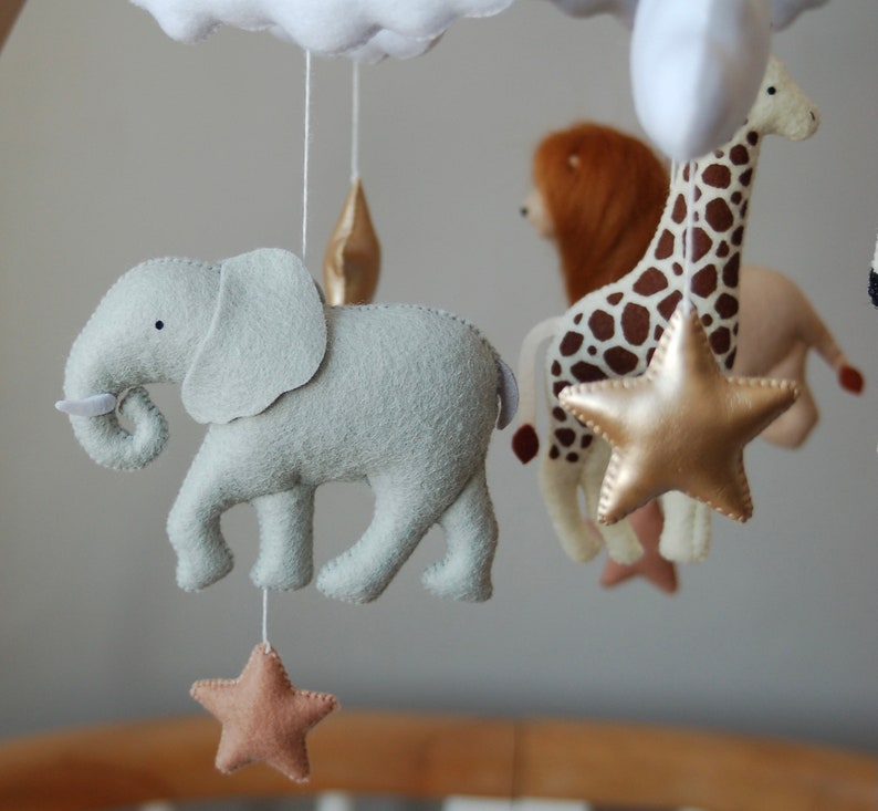 Baby mobile neutral animals Africa nursery mobile felt Africa safari giraffe, lion, zebra and elephant. Crib mobile moon and clouds mobile. zdjęcie 7